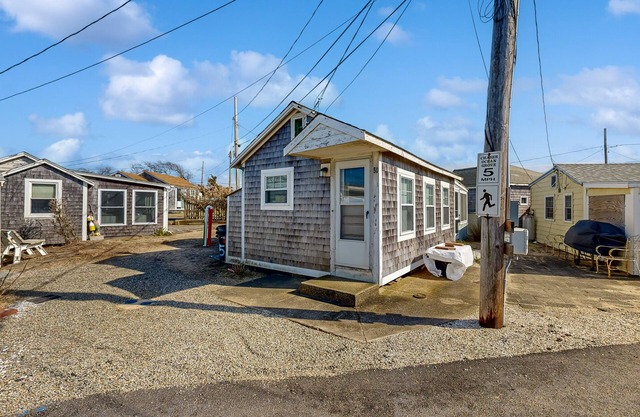 Charming cottage with private beach, patio, & full kitchen - near golf & park
