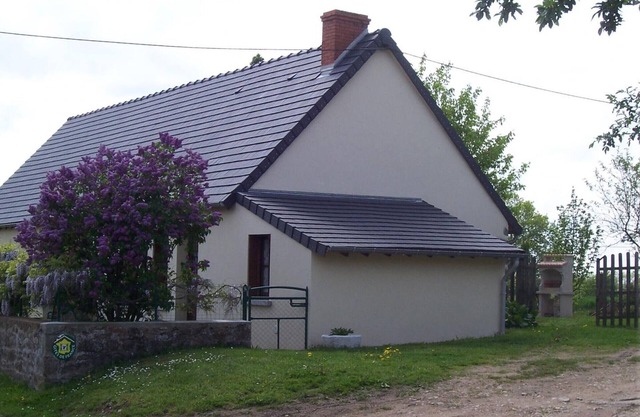 Charming Cottage with Terrace, Garden, and Fireplace Near Thermal Spa