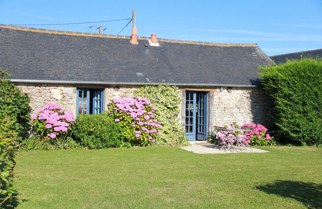 Charming country house with private garden 3 km from the beach
