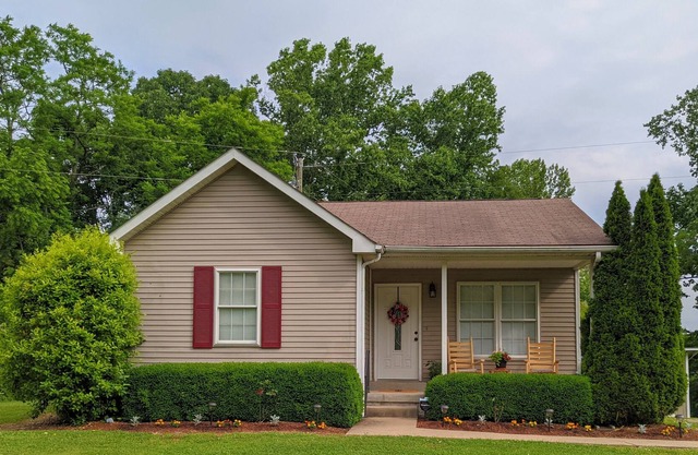 CHARMING COUNTRY COTTAGE, in Leipers Fork on 2 acres.