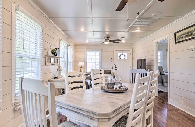 Charming Country Cottage, Walk to Main Street!