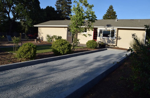 Charming Country Cottage walk to Plaza Gas Fire Pit & Bocce & 4 Cruiser Bikes