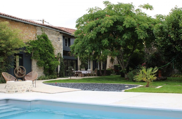 Charming Country House with Private Pool, Enclosed Garden, and Modern Amenities