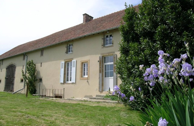 Charming Country Home with Modern Amenities, Spacious Garden, and Wi-Fi in Tranquil Setting
