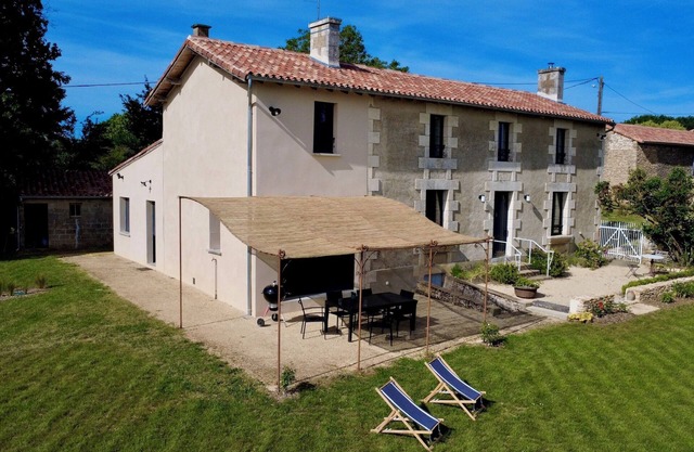 Charming country house set in landscaped grounds of 5000 m2