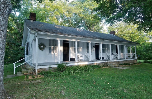 Charming country manor, dog friendly, wireless internet service