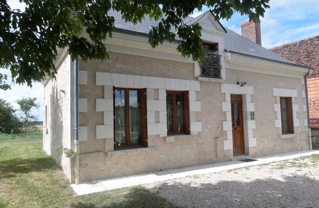 Charming Countryside Home Near Châteaux with Garden, AC, and Modern Amenities
