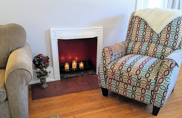 Charming Cozy 2-bedroom apartment near Vander Veer Park with AC, parking, WiFi