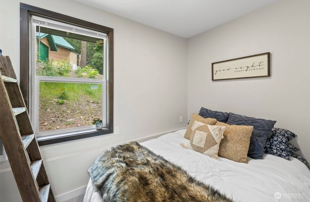 Charming cozy 2-bedroom cabin near charming and historic Roslyn with WiFi