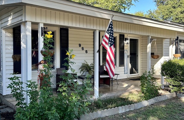 Charming, cozy 3-bedroom country home in beautiful Seguin, TX