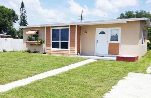 Charming & Cozy: Close to Beach & Shops ~ Parking!