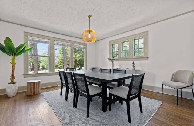 Charming, cozy home close to everything downtown! Perfect for large groups!