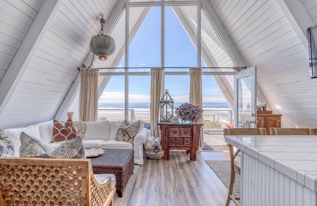 Charming, Cozy Ocean Front Home in Roads End. Great Views and Beach Access