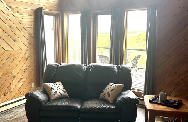 Charming creekside cottage on 2 acres w/hot tub and king bed