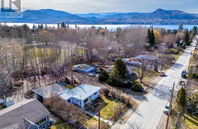 Charming Creekside Cottage in Naramata Village