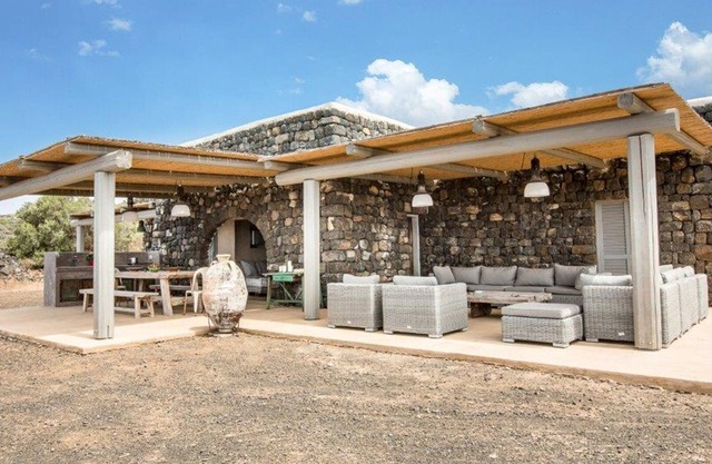 charming Dammuso included in the farm Dammusi Posidonia, with pool and sea view