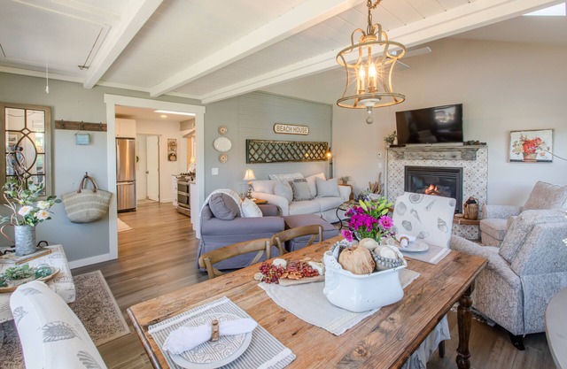 Charming Designer Retreat, Walk to Beach & Downtown, Cozy Fireplace, Expansive Deck