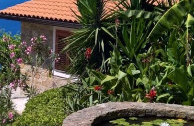 Charming detached cottage cladded with local stone and with sea views.