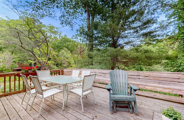 Charming Dog-Friendly home with Full Kitchen, A/C and Access to Community Amenit