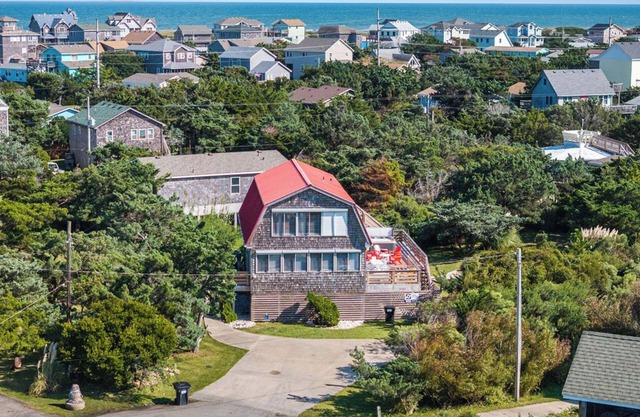 Charming dog-friendly cottage w/Hot Tub, Smart TVs, Community Pool & Pickleball