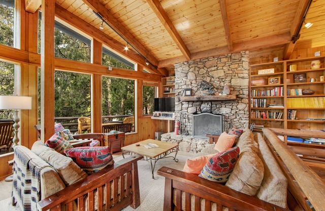 Charming, Dog-Friendly Two-Story Cabin Lodge with Deck - Great for Families