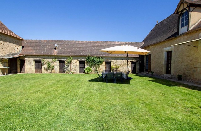 Charming Dordogne Farmhouse: 2BR, Garden, BBQ, Near Historic Sites
