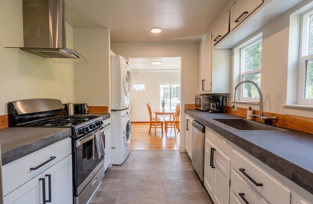 Charming downtown cottage by bike trail + river + coffee bar