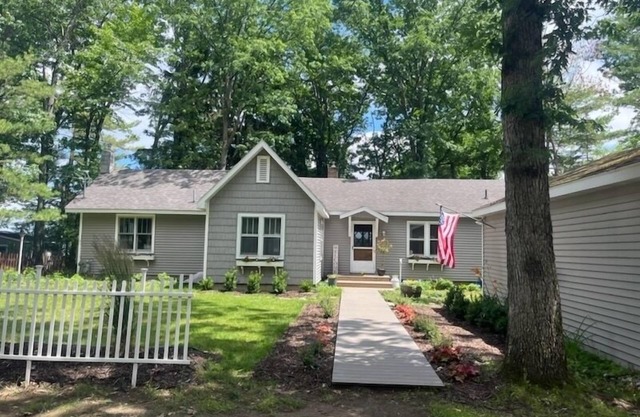 Charming Duck Lake, Lakefront! Minutes from Interlochen Arts School
