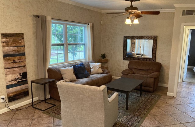 Charming East Orlando Home for Complete Tranquility. Great For a Long Time Stay!