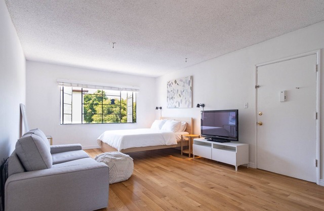 Charming Echo Park Studio. Pet-Friendly!