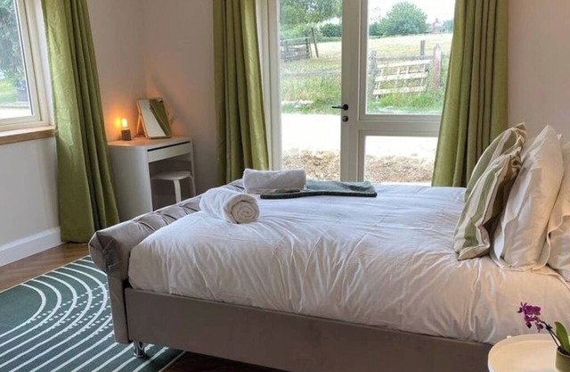 Charming ensuite room own entrance and guestlounge