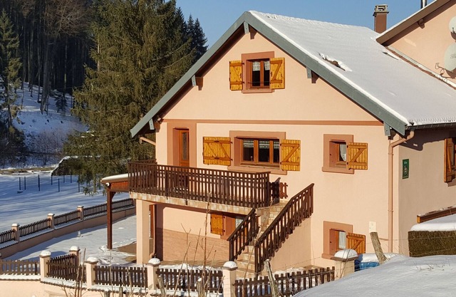 Charming Family Cottage with Private Pool and Easy Access to Hiking Trails