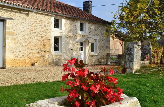 Charming Family Cottage with Large Garden, Bikes & WiFi Near Périgord