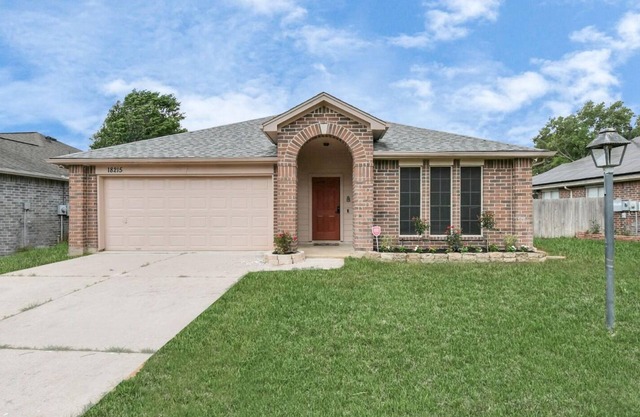 Charming family-friendly house in a quiet nice area with a private pool.