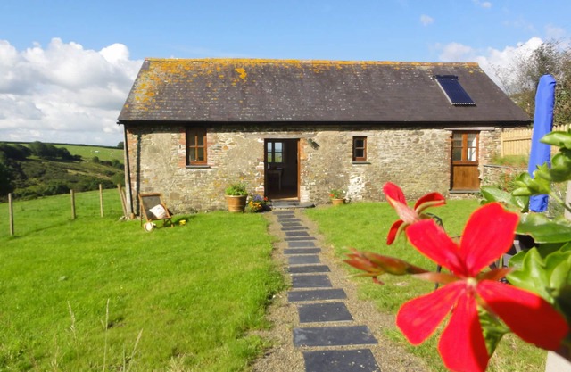 Charming Farm Cottage, Far Reaching Views Of Devon , a rural escape!