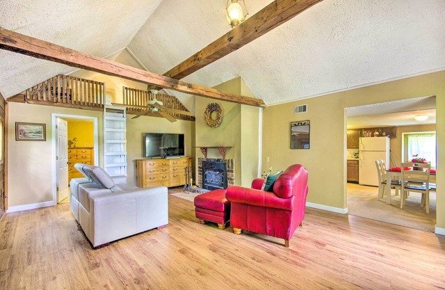 Charming Farm Cottage w/Fire Pit + Grill!