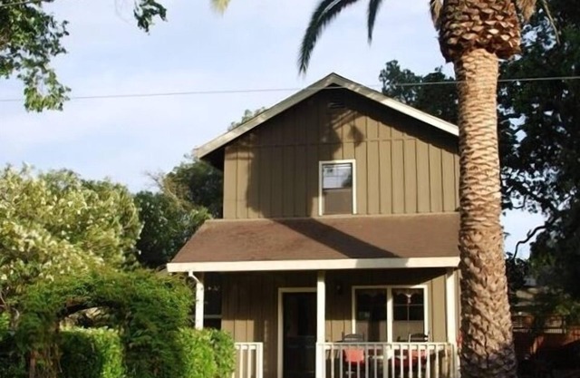 Charming Farmhouse in Historic Old Town Yountville -Stroll to Restaurants, Shops