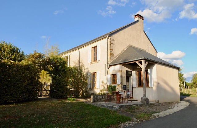 Charming Farmhouse with Private Garden, Terrace & Large Courtyardn8 p/3 bedrooms