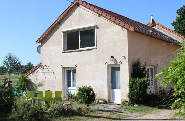 Charming Farmstay: 2BR, Terrace, AC, Farm Animals, Near Montluçon & Néris-les-Bains