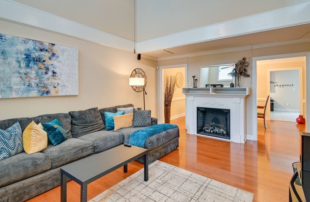 Charming Fayetteville Townhome, 9 Mi to Downtown!