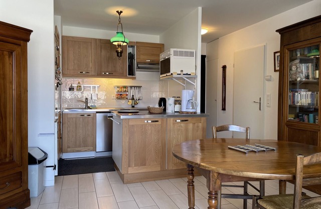 Charming flat just outside Paris w Private free Parking