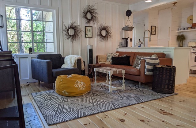 Charming Fox Cottage w/Wood Burning Fireplace