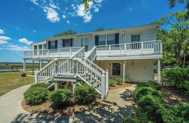 Charming Folly Beach Cottage with Dockside Views 🌅