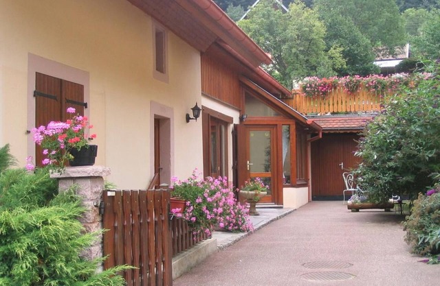 Charming Quiet Cottage: 2 Bedrooms, Garden, Terrace, BBQ, Linens Included