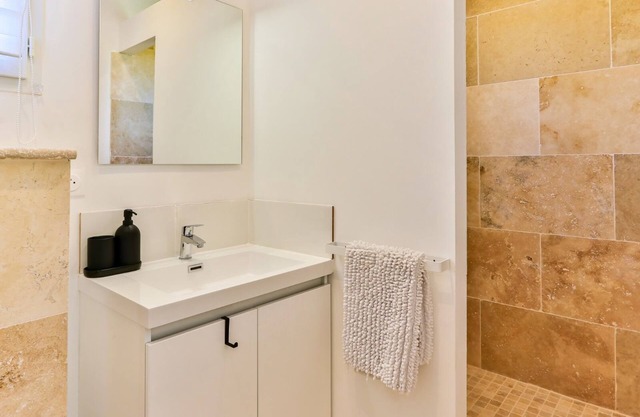 Charming new air-conditioned villa just 10 minutes from Les Baux de Provnce, a sure-fire favourite!