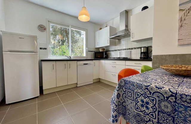 Charming 2-Bedroom House Near Domino Beach with Garden, Parking, and Free WiFi