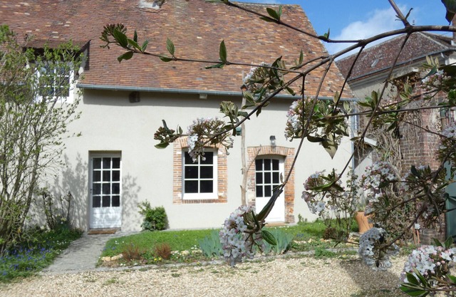 "Charming French Village Getaway: Cozy Cottage Near Dreux and Chartres"