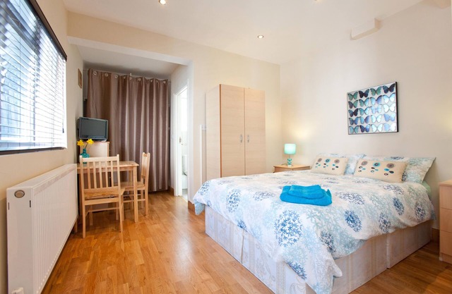Charming garden apt., close Central London