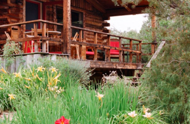 Charming Garden Cottage on Private Lake w/Hot Tub