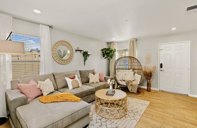 Charming Getaway 7 mins from Disneyland!